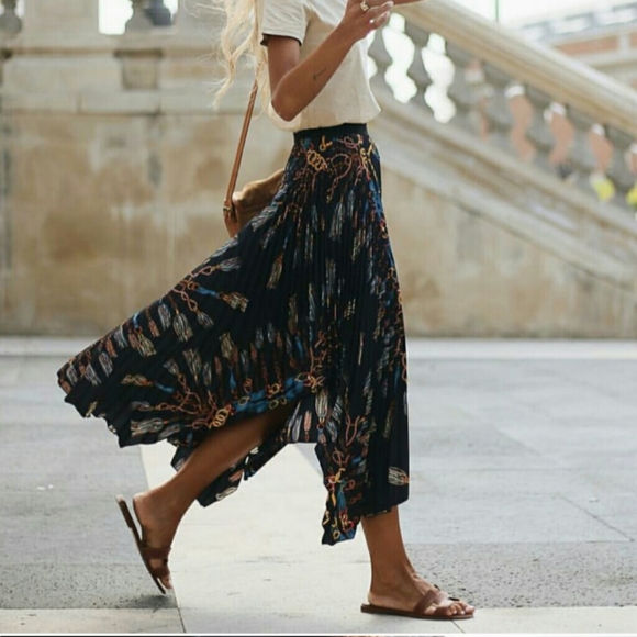 Blogger favorite! Zara pleated chain midi skirt - Picture 1 of 9